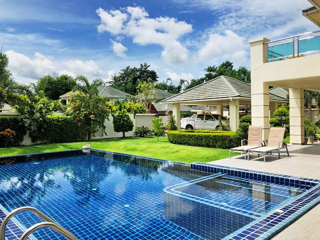 House for sale East Pattaya showing the pool and carport House for sale East Pattaya showing the pool and carport