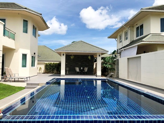 House for sale East Pattaya showing the pool and covered terrace House for sale East Pattaya showing the pool and covered terrace