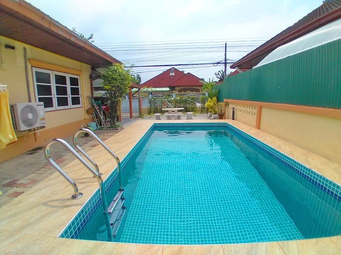 House for sale East Pattaya showing the pool and terrace House for sale East Pattaya showing the pool and terrace