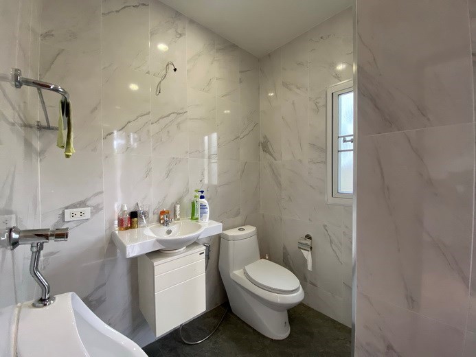 House for sale East Pattaya showing the poolside bathroom 