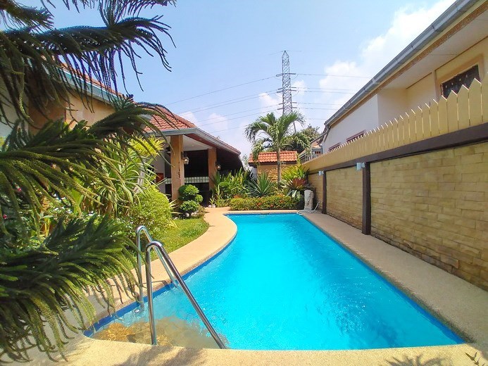 House for sale East Pattaya showing the private pool House for sale East Pattaya showing the private pool