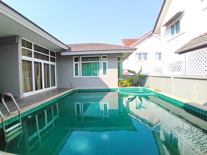 House for sale East Pattaya showing the private pool 