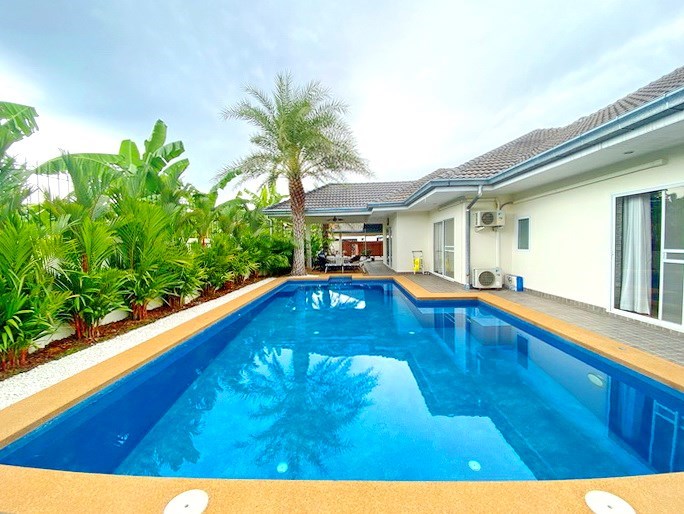 House for sale East Pattaya showing the private pool 