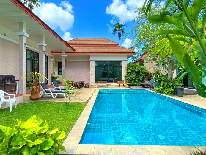 House for sale East Pattaya showing the private pool 