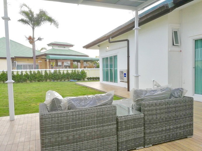 House for sale East Pattaya showing the terrace and garden House for sale East Pattaya showing the terrace and garden