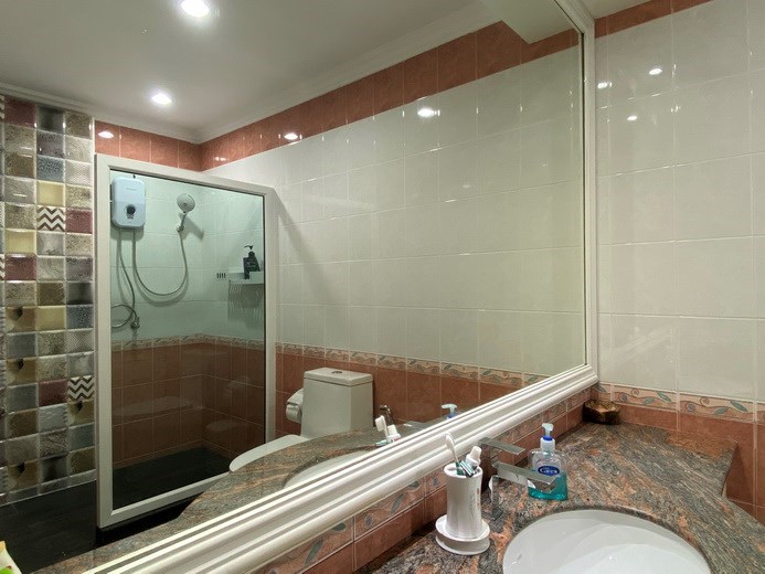 House for sale East Pattaya showing the second bathroom 