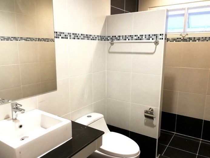 House for sale East Pattaya showing the second bathroom House for sale East Pattaya showing the second bathroom