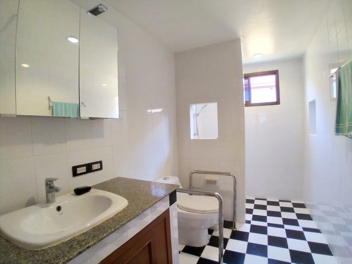 House for sale East Pattaya showing the second bathroom House for sale East Pattaya showing the second bathroom