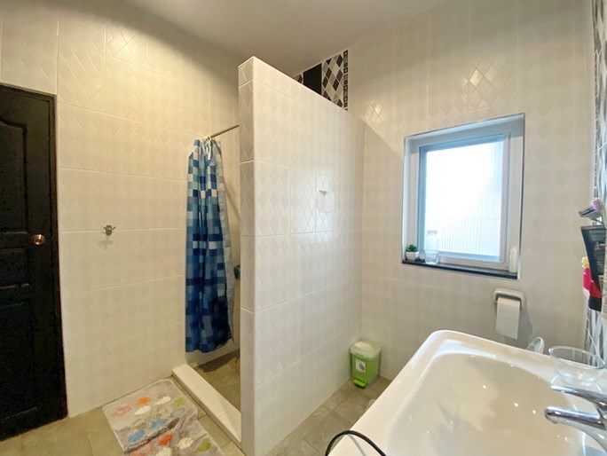House for sale East Pattaya showing the second bathroom 