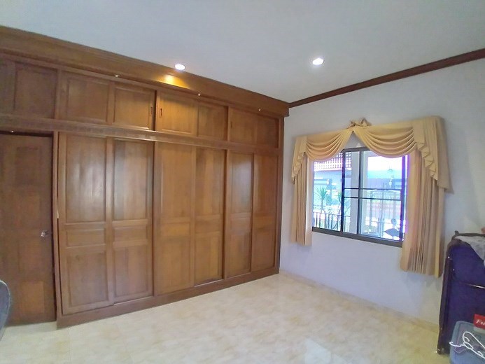 House for sale East Pattaya showing the second bedroom with built-in wardrobes House for sale East Pattaya showing the second bedroom with built-in wardrobes