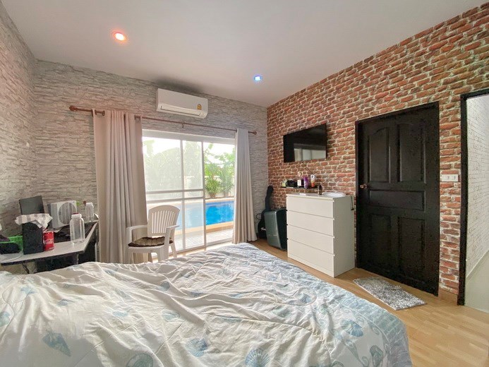 House for sale East Pattaya showing the second bedroom suite 