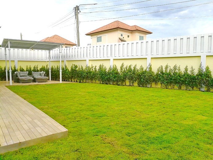 House for sale East Pattaya showing the sala and garden House for sale East Pattaya showing the sala and garden