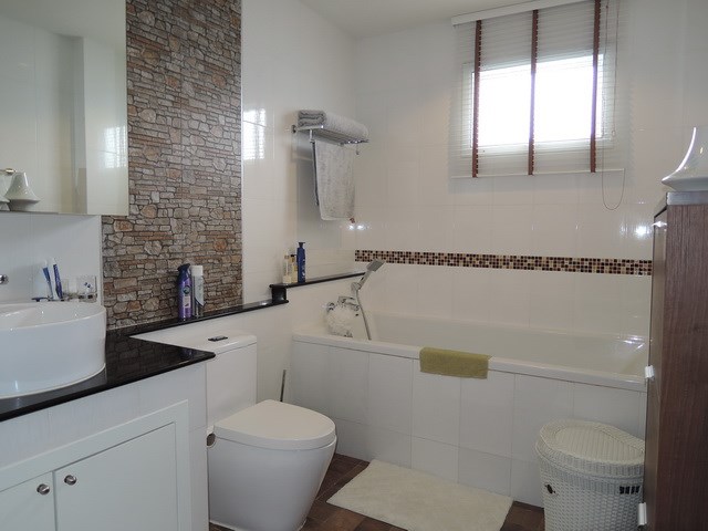 House for sale Huay Yai Pattaya showing the master bathroom