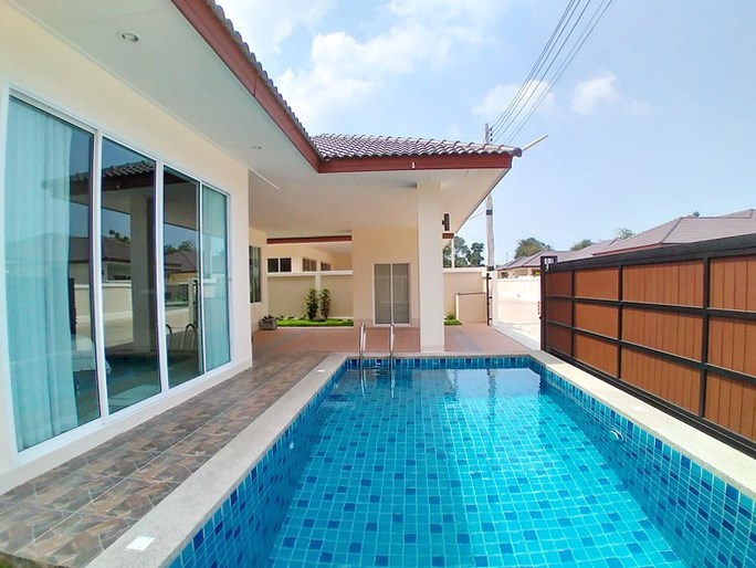 House for sale Huay Yai Pattaya showing the carport and pool 
