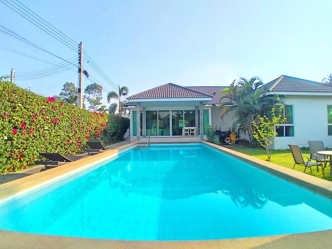House for sale Huay Yai Pattaya showing the house and pool 
