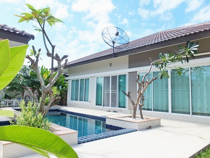 House for sale Huay Yai Pattaya showing the house and pool 