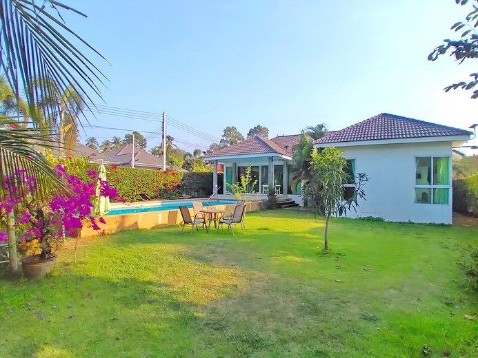 House for sale Huay Yai Pattaya showing the house, garden and pool 