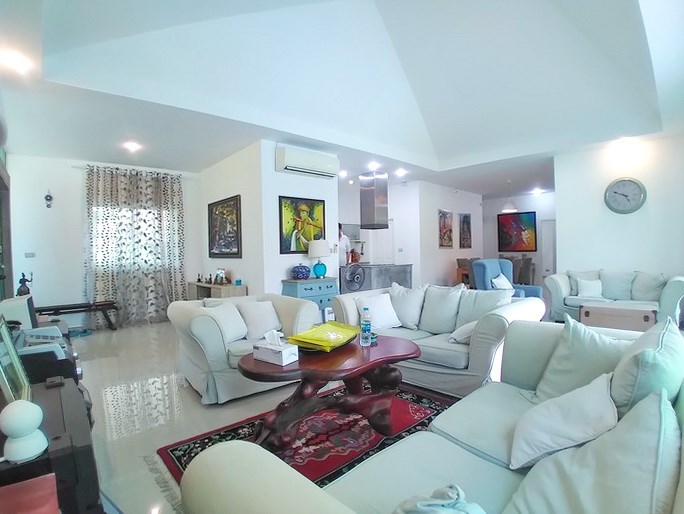 House for sale Huay Yai Pattaya showing the living, dining and kitchen areas