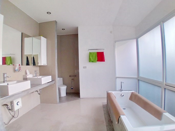 House for sale Huay Yai Pattaya showing the master bathroom 