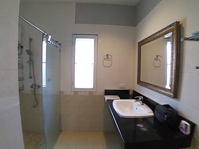 House for sale Huay Yai Pattaya showing the master bathroom 