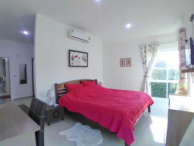 House for sale Huay Yai Pattaya showing the master bedroom 