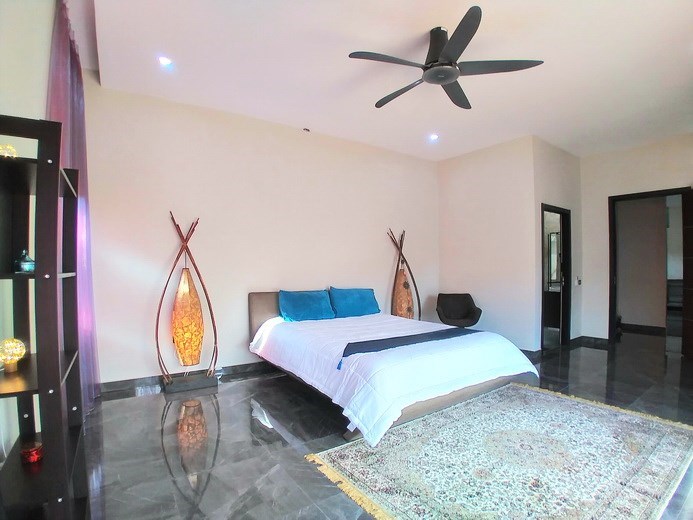 House for sale Huay Yai Pattaya showing the master bedroom suite 