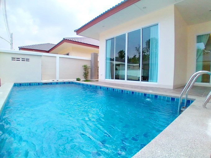 House for sale Huay Yai Pattaya showing the private pool and poolside shower 