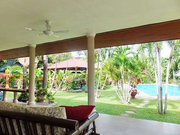 Resort for sale Huay Yai Pattaya showing the entertainment area and terraces 