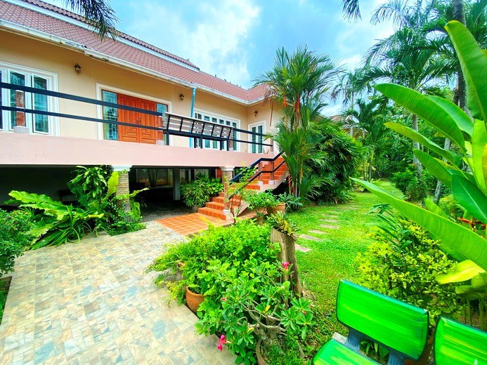 House for sale Huay Yai showing the terrace and lawn garden 