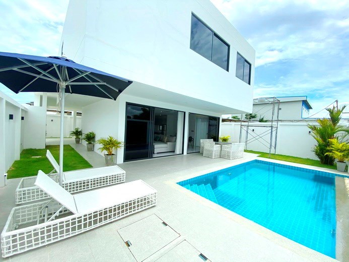 House for sale Huay Yai Pattaya showing the house, terrace and pool 