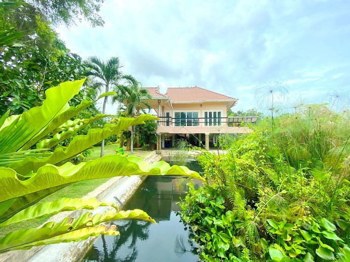 House for sale Huay Yai showing the house and fishpond 