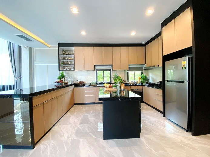 House for sale Huay Yai showing the kitchen 