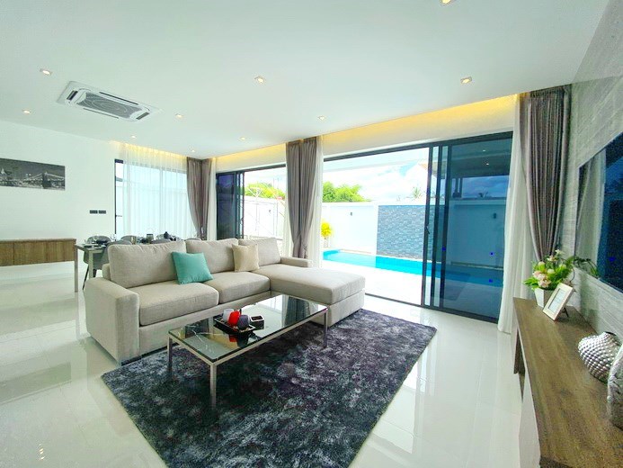 House for sale Huay Yai Pattaya showing the living and dining areas 