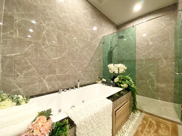 House for sale Huay Yai showing the master bathroom and bathtub 