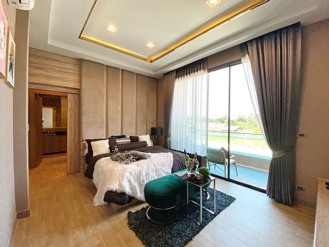 House for sale Huay Yai showing the master bedroom suite 