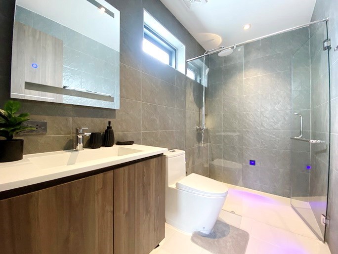 House for sale Huay Yai Pattaya showing the second bathroom 