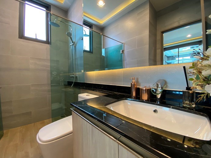 House for sale Huay Yai showing the second bathroom 