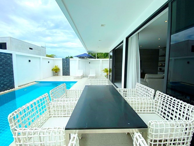 House for sale Huay Yai Pattaya showing the terrace and pool 