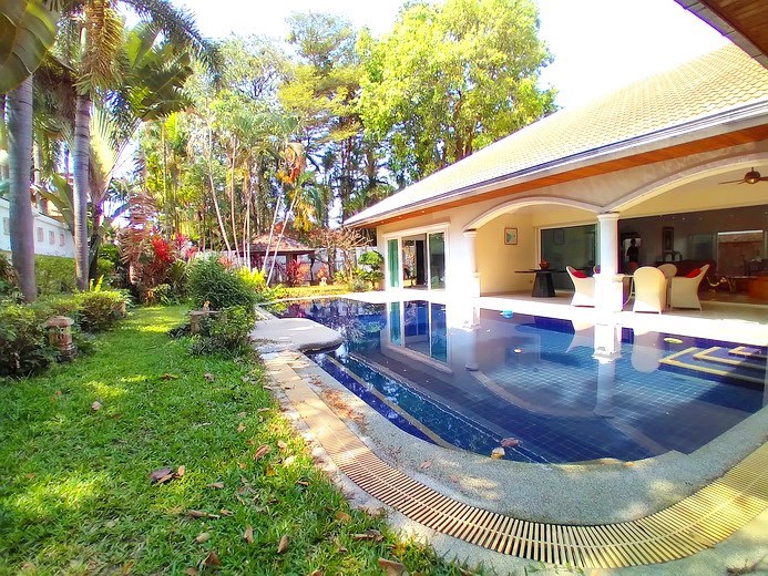 House for sale Jomtien Park Villas showing the garden and pool House for sale Jomtien Park Villas showing the garden and pool