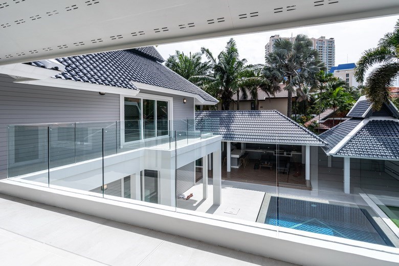 House for sale Jomtien showing the balcony House for sale Jomtien showing the balcony