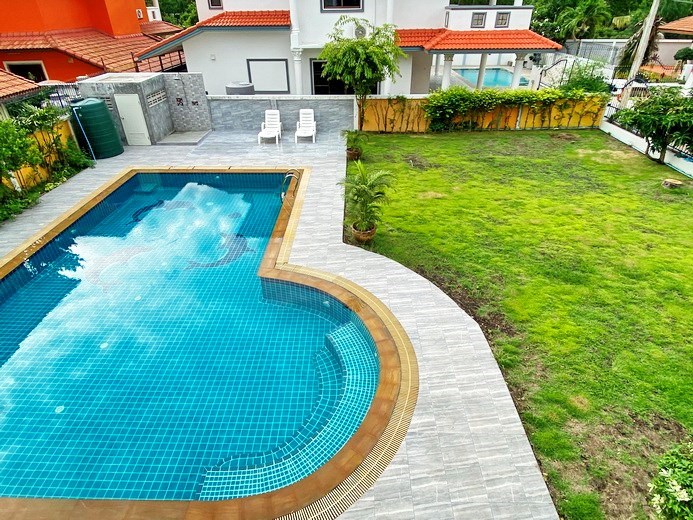 House for sale Jomtien showing the balcony view 