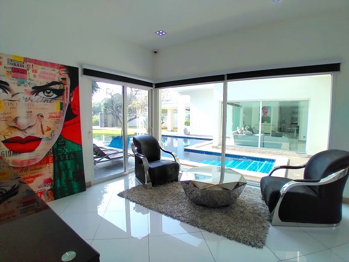 House for sale Jomtien showing the fifth bedroom pool view House for sale Jomtien showing the fifth bedroom pool view