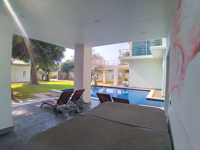 House for sale Jomtien showing the covered terrace House for sale Jomtien showing the covered terrace