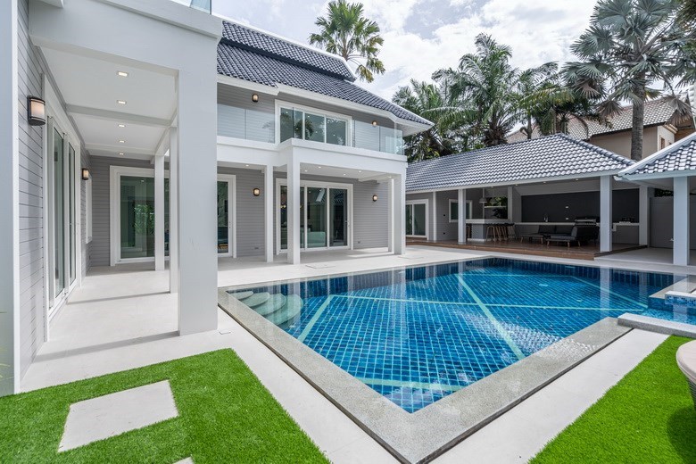 House for sale Jomtien showing the covered terrace and pool House for sale Jomtien showing the covered terrace and pool