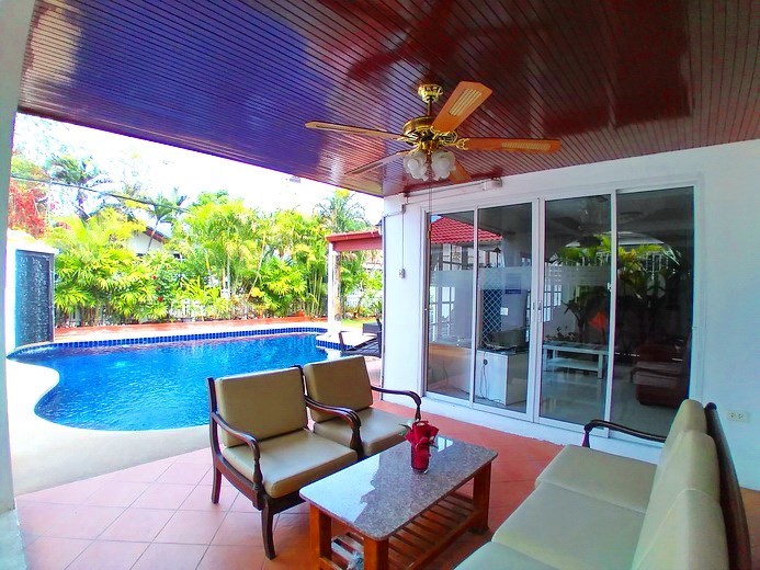 House for sale Jomtien showing the covered terrace and pool House for sale Jomtien showing the covered terrace and pool