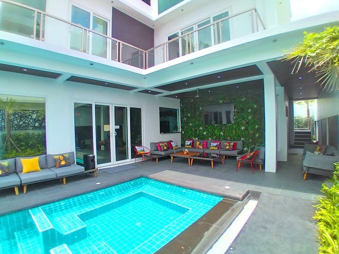 House for sale Jomtien showing the covered terrace and pool Jacuzzi 