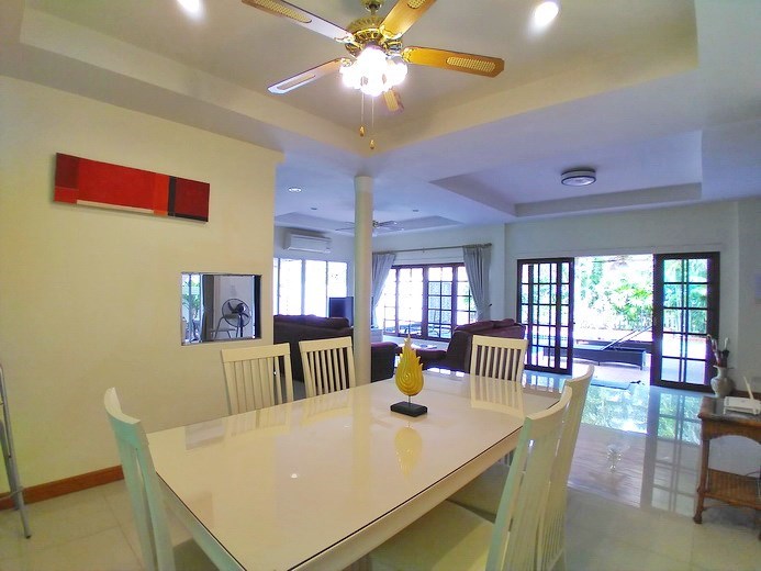 House for sale Jomtien showing the dining and living areas House for sale Jomtien showing the dining and living areas