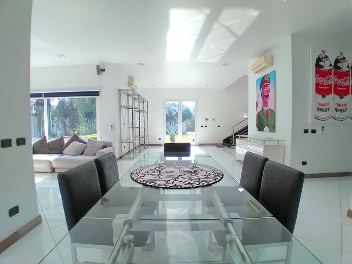 House for sale Jomtien showing the dining area House for sale Jomtien showing the dining area