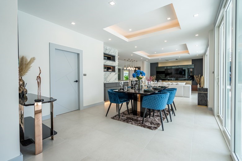 House for sale Jomtien showing the dining area and guest bathroom House for sale Jomtien showing the dining area and guest bathroom