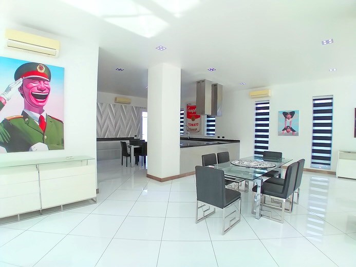 House for sale Jomtien showing the dining and kitchen areas House for sale Jomtien showing the dining and kitchen areas